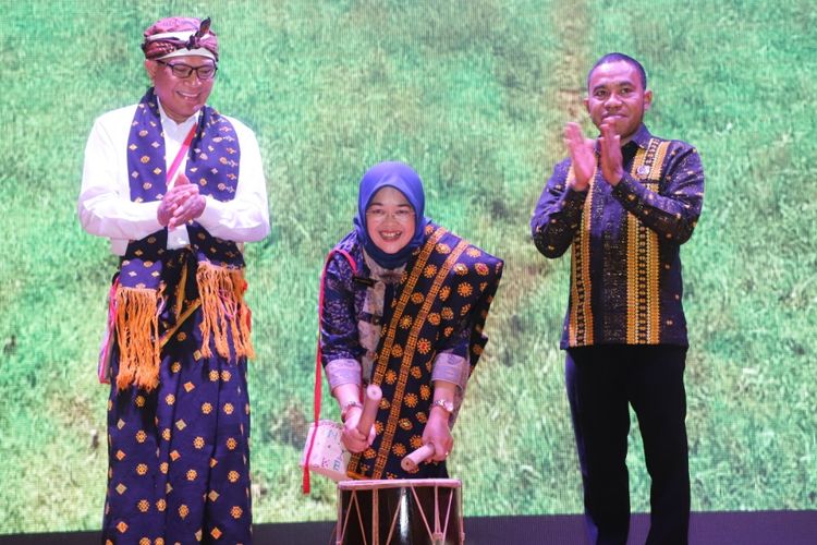 Bupati Nagekeo, Johanes Don Bosco Do, dan Deputi Pengembangan Bahan Pustaka dan Jasa Informasi Perpustakaan Nasional, Ofy Sofiana, pada soft launching Festival Literasi di Gedung Perpusnas, Jalan Medan Merdeka Selatan, Kamis, (11/4/2019). 