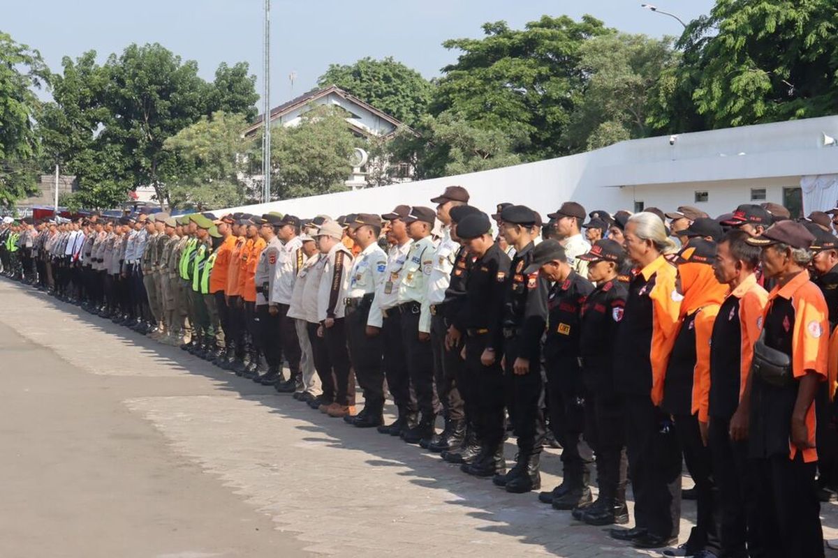 Polres Karawang beserta jajaran Forum Komunikasi Pimpinan Daerah (Forkopimda) dan mitra Kamtibmas lintas sektor telah melaksanakan Apel Gelar Pasukan Operasi Lilin Lodaya 2023 di Lapangan Karawangpawitan, Kamis (21/12/2023).