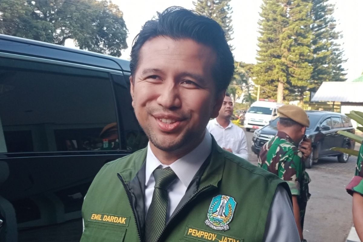 Wakil Gubernur Jawa Timur (Jatim), Emil Elestianto Dardak usai menghadiri Jatim Retreat 2025 di Pusdik Arhanud, Kota Batu, pada Minggu (27/4/2025).