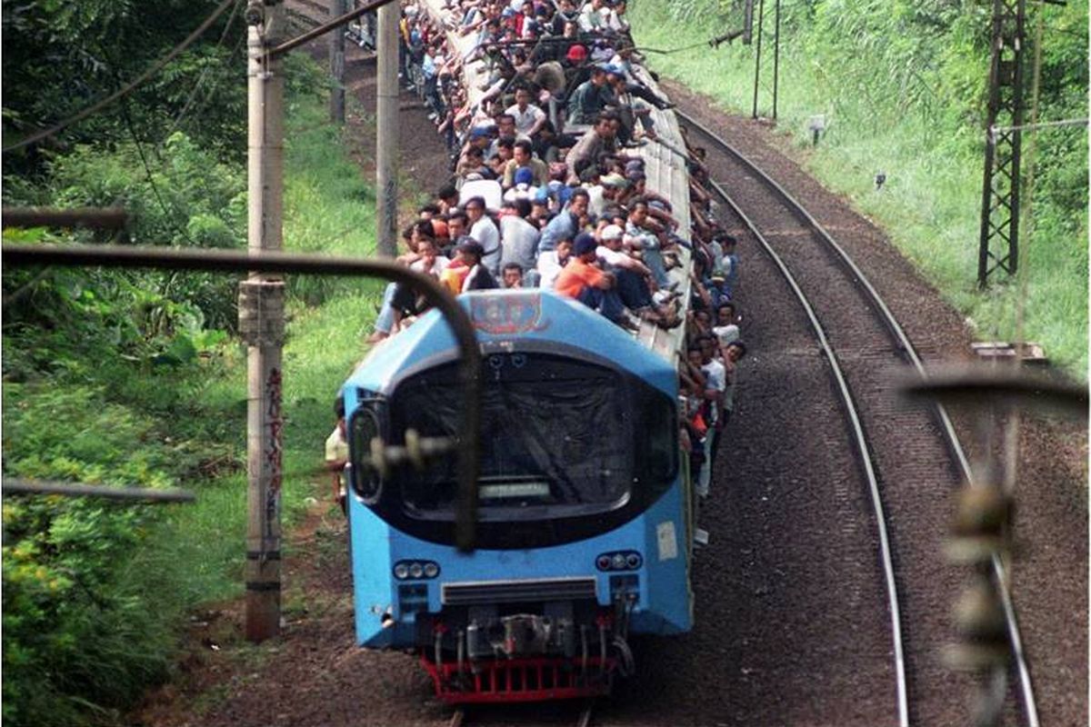 Kereta Rel Listrik (KRL) dari Bogor menuju Jakarta di perlintasan Universitas Indonesia, Depok, setiap pagi penuh sesak oleh penumpang, bahkan sampai memenuhi atap dari kedelapan gerbong KRL tersebut. Mereka tidak takut bahaya yang akan mengancam, yang penting bisa tepat waktu sampai tujuan.
 