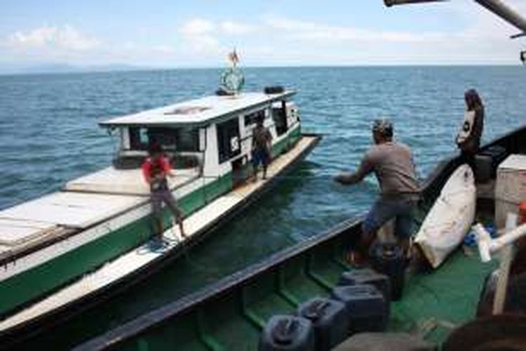 Perahu nelayan warga Sebatik yang sedang melaut. Majelis Keselamatan Negeri Sabah Malaysia kembali memberlakukan larangan masuknya kapal kapal ikan Warga Indonesai ke pelabuhan Tawau Malaysia. Hal ini membuat nelayan kesulitan menjual hasil laut mereka ke negeri jiran yang selama ini menjadi tujuan penjualan ikan nelayan di wilayah perbatasan 