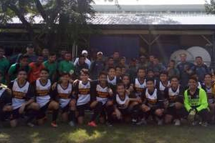 Para pemain tim nasional Indonesia berfoto bersama dengan tim Sekolah Menengah Pertama (SMP) Don Bosco setelah sesi latihan di Lapangan Sekolah Xavier, Manila, Minggu (20/11/2016).