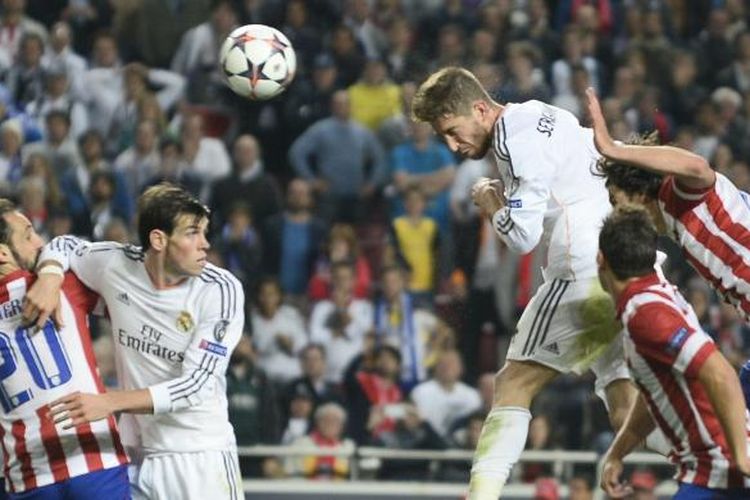 Bek Real Madrid, Sergio Ramos, menyundul bola yang berujung gol ke gawang Atletico Madrid, pada menit ke-90+3 final Liga Champions, di Estadio da Luz, Lisabon, Sabtu (24/5/2014).