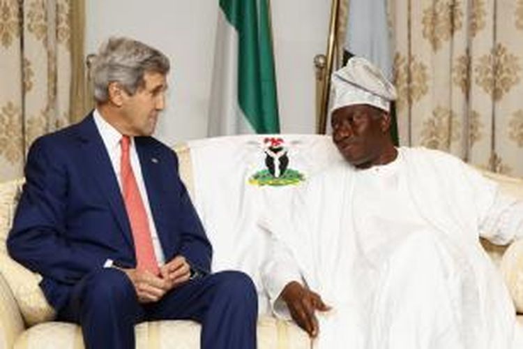 Menteri Luar Negeri AS John Kerry dan Presiden Nigeria Goodluck Jonathan mengadakan pertemuan di Lagos, Minggu (25/1/2015).