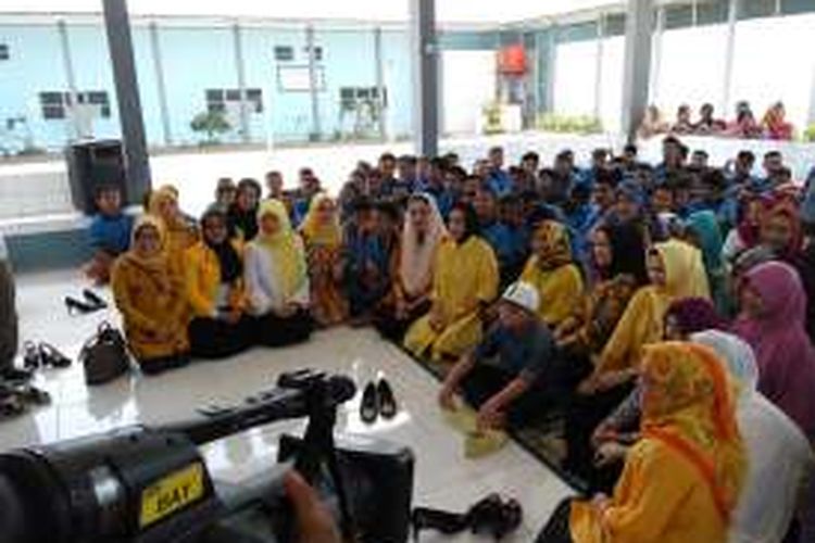 Ikatan Istri Partai Golkar saat mendatangi Lembaga Pembinaan Khusus Anak Kelas II di Pekanbaru, Riau, Senin (21/6/2016).