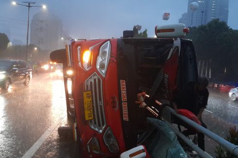 Sopir Ngantuk, Bus Pariwisata Tabrak Pembatas Jalan di Cawang