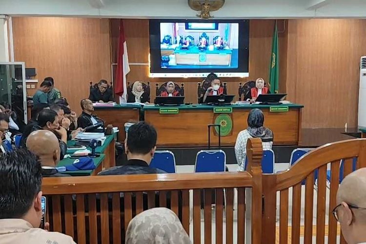 Titin Prialianti, mantan kuasa hukum enam terpidana menjadi saksi testimoni de auditu pada sidang PK enam terpidana, Rabu (25/9/2024) siang. Titin berulang kali menangis saat menceritakan peristiwa Intimidasi yang dialami para terpidana.