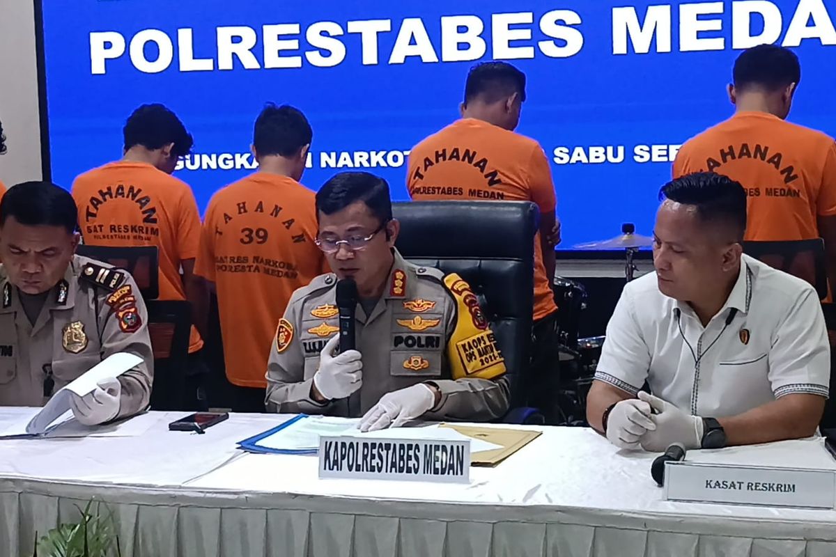 Kepala Polrestabes Medan Kombes Teddy Jhon Sahala Marbun saat menggelar konferensi pers terkait penangkapan komplotan pembuat dokumen palsu berupa STNK, BPKB, SIM serta lainnya di Polrestabes Medan pada Rabu (26/6/2024). 