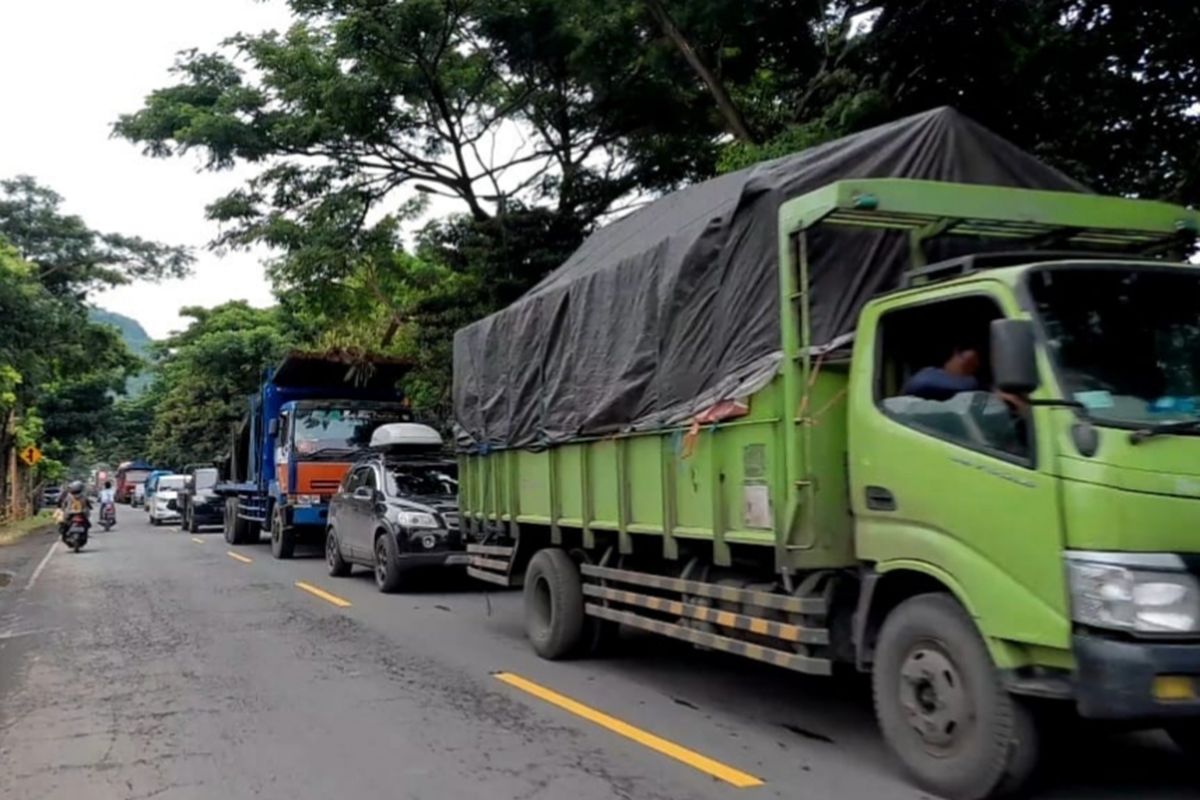 Kendaraan yang mengantri di jalan menuju ke Pelabuhan ASDP Ketapang Banyuwangi 