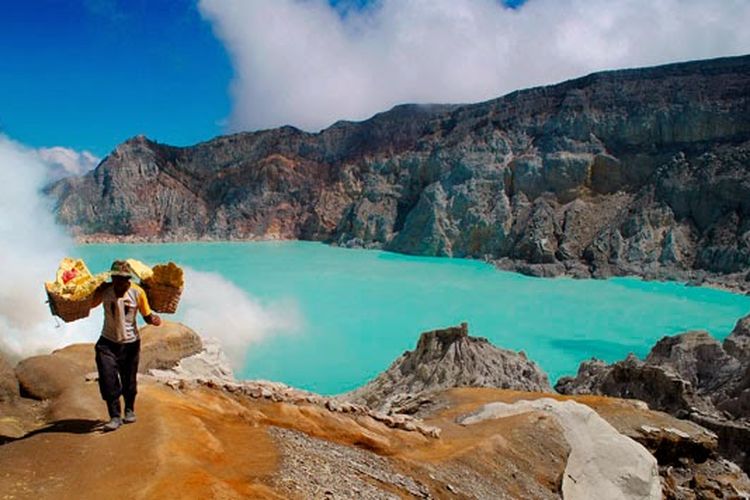 Kawah Ijen dan aktivitas penambangan sulfur di Jawa Timur