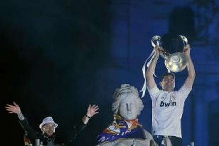 Kapten Real Madrid, Iker Casillas, mengangkat trofi Liga Champions, di Cibeles Square, Madrid, 24 Mei 2014.