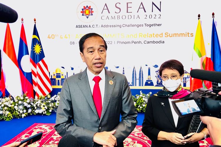 Presiden Joko Widodo memberikan keterangan pers di sela-sela KTT ASEAN di Phnom Penh, Jumat (11/11/2022).