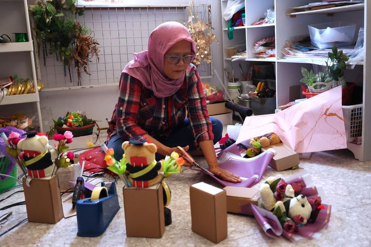 Ngadiyati, pemilik UMKM Yasmin Souvenir dari Kulonprogo, Yogyakarta, yang berhasil mengembangkan usaha souvenir miliknya berkat akses permodalan koperasi dengan dukungan dana bergulir dari Lembaga Pengelola Dana Bergulir Koperasi dan Usaha Mikro, Kecil, dan Menengah (LPDB-KUMKM).