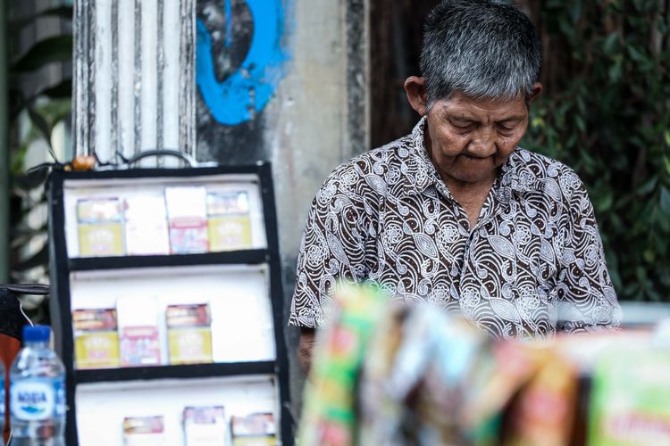 Seorang lansia beraktivitas di Jalan Cikini Raya, Jakarta, Sabtu (17/8/2019).