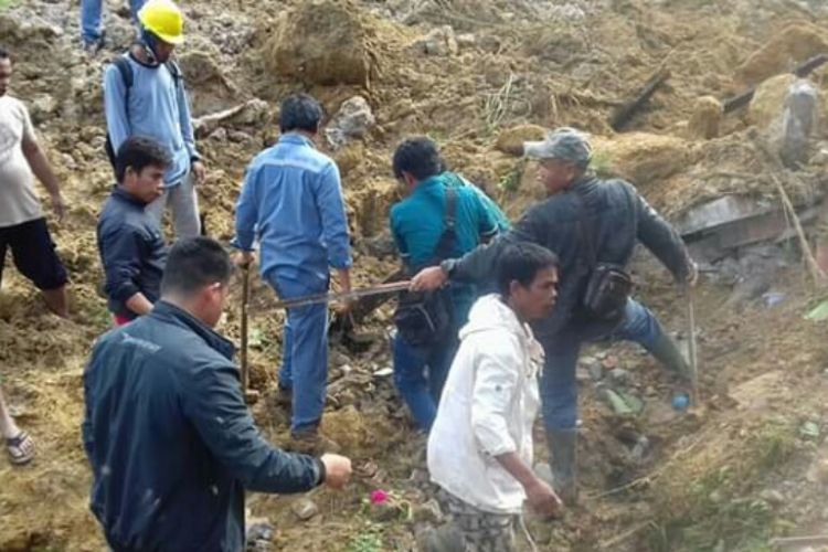 Sejumlah warga mencari korban yang tertimbun longsor di Desa Halado, Kecamatan Pintu Pohan, Kabupaten Toba Samosir, Kamis (13/12/2018).