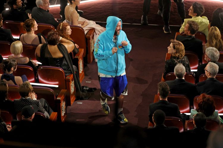 Pakai Hoodie dan Celana Basket, Adam Sandler Jadi Sorotan di Oscar 2025
