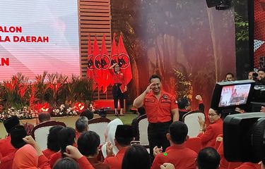 Mantan Panglima TNI Jenderal TNI (Purn) Andika Perkasa memberikan hormat ketika namanya disebut sebagai yang diusung PDI-P untuk Pilkada Jawa Tengah (Jateng), di Kantor DPP PDI-P, Jalan Diponegoro, Menteng, Jakarta Pusat, Senin (26/8/2024). | Bursa cagub cawagub pilkada Jateng 2024