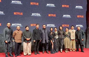 Joko Anwar dan deretan pemain Nightmares and Daydreams di dalam jumpa pers di Hotel Fairmont Senayan, Jakarta Pusat, Kamis (13/6/2024). 
