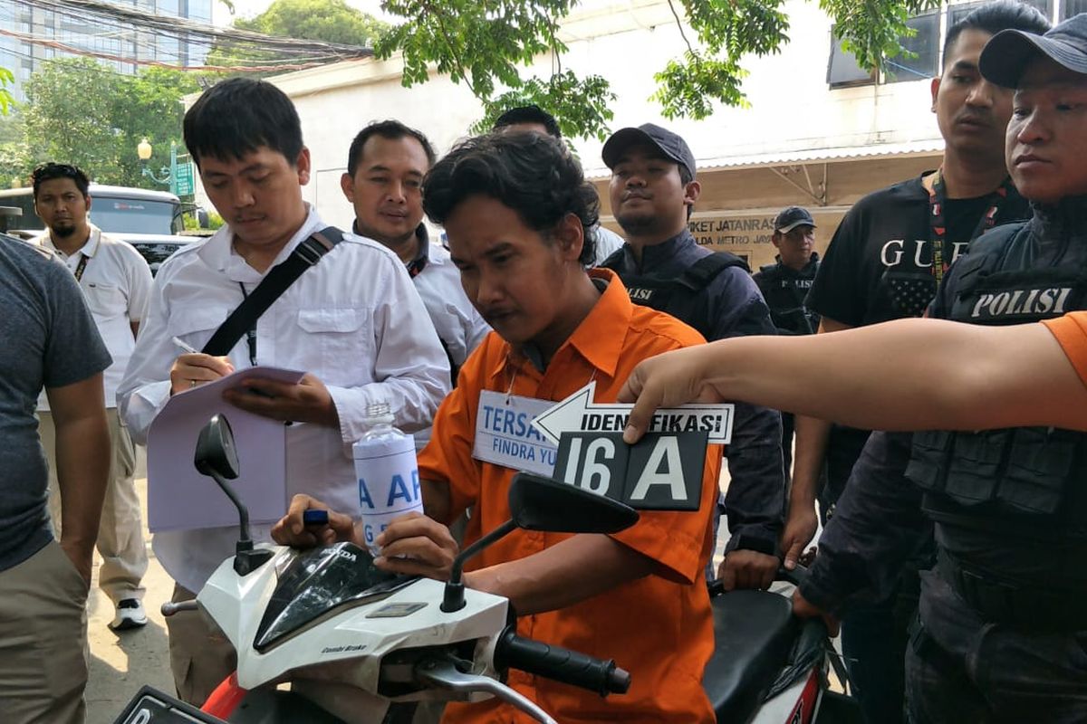 Polda Metro Jaya menggelar rekonstruksi penyiraman air keras oleh tersangka FY di tiga wilayah di Jakarta Barat pada Kamis (21/11/2019). 