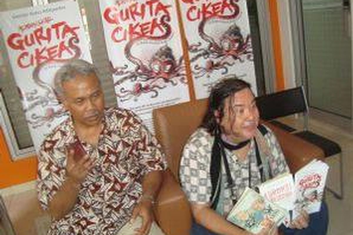 George Junus Aditjondro menunjukkan buku karangannya 