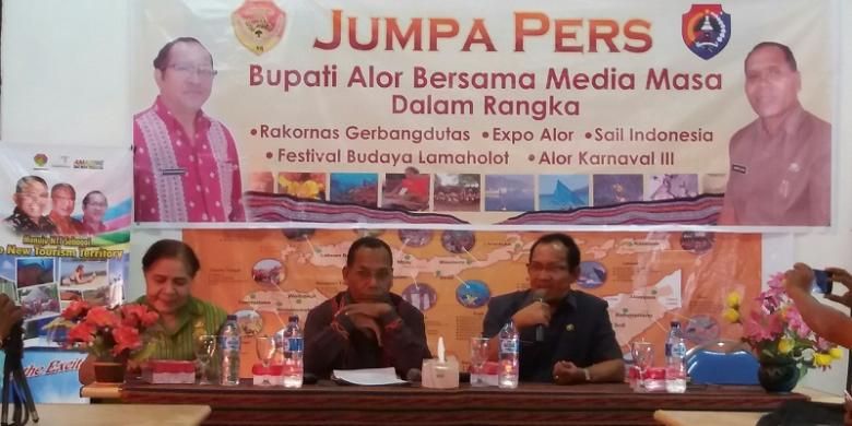 Bupati Alor Amon Djobo (tengah) didampingi Kepala Dinas Pariwisata dan Ekonomi Kreatif NTT (kanan) dan Kepala Dinas Pariwisata kabupaten Alor (kiri)