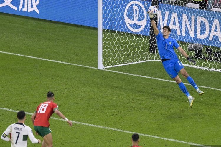 Kiper Maroko Yassine Bounou menggagalkan tembakan penyerang Portugal Joao Felix pada perempat final Piala Dunia 2022 Qatar antara Maroko vs Portugal di Stadion Al-Thumama di Doha pada Sabtu 10 Desember 2022.