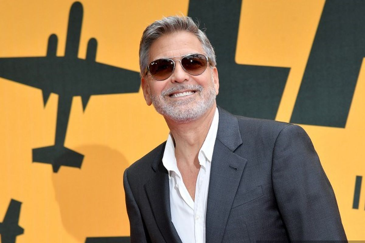 Aktor Hollywood George Clooney berfoto saat menghadiri program televisi Catch-22 di Roma, Italia, pada 13 Mei 2019.