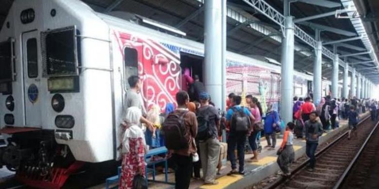 Ratusan penumpang kereta api Prambanan Ekspres (Prameks) memadati Stasiun Balapan Solo, Minggu (10/7/2016).  