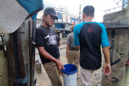 Herman dan Sepotong Kisah di Pintu Pelintasan Rel Kereta, Oase di Tengah Kerasnya Jakarta