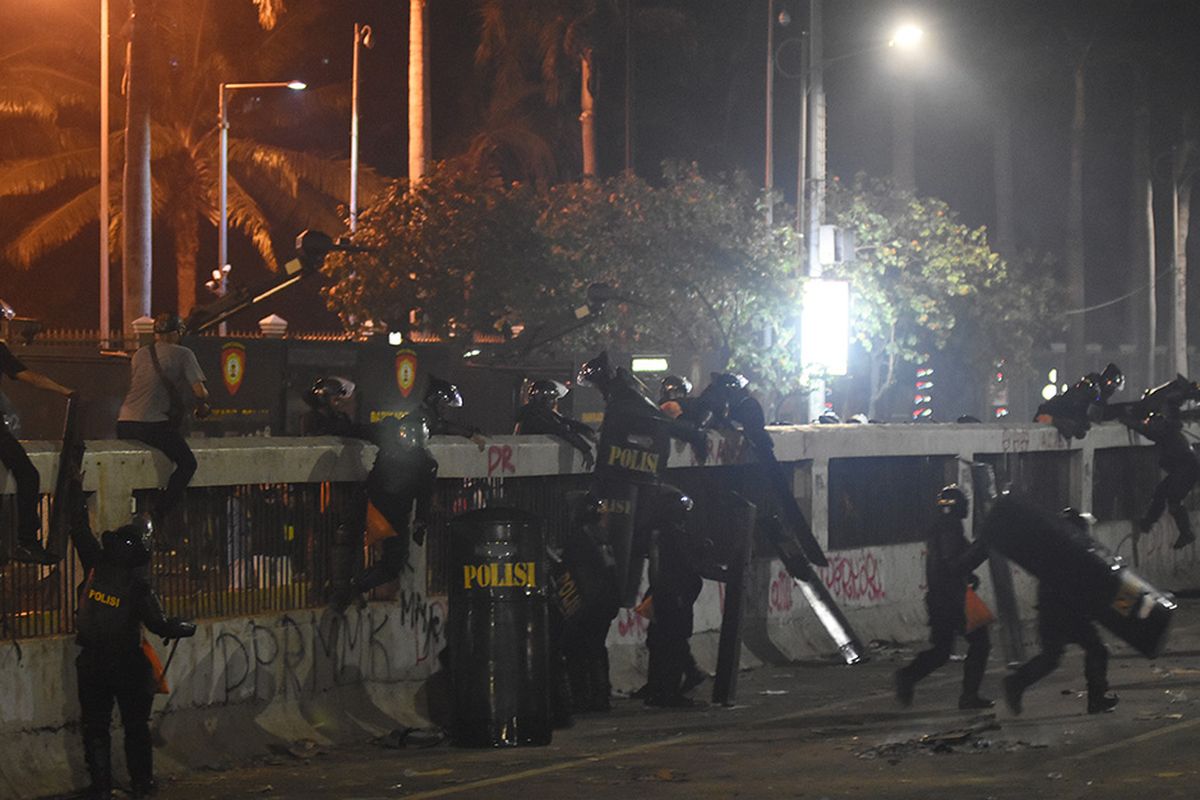 Polisi membubarkan aksi mahasiswa dari berbagai elemen yang melakukan unjuk rasa di depan Gedung Parlemen, Senayan, Jakarta, Selasa (24/9/2019). Demo mahasiswa yang berlangsung di depan Gedung DPR sejak tadi pagi berakhir ricuh, suasana tidak kondusif terjadi sejak sore hingga malam hari.