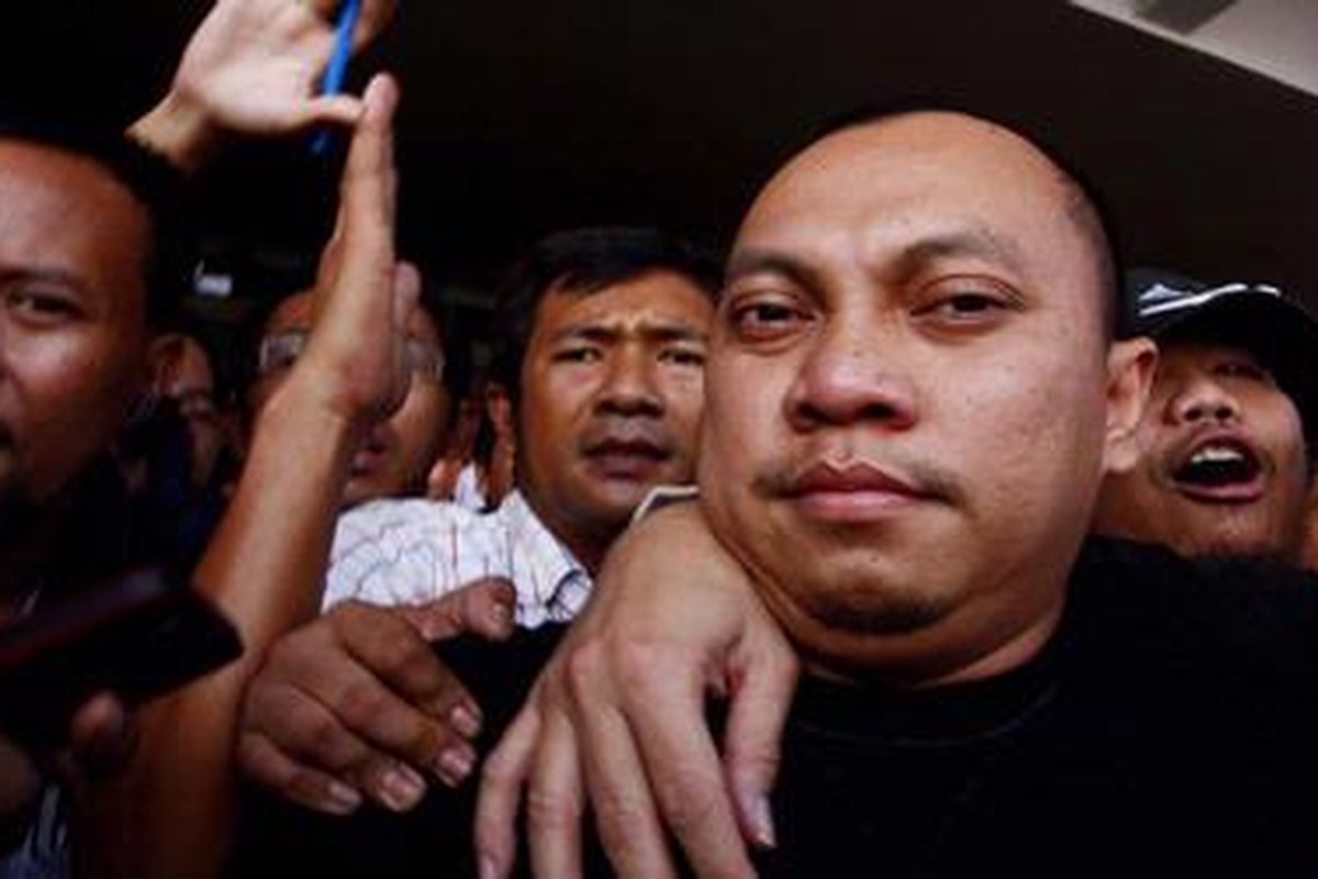 Pegawai Ditjen Pajak golongan III A, Gayus H Tambunan dengan pengawalan aparat meninggalkan Bandara Soekarno-Hatta, Jakarta, Rabu (31/3/2010). Sebelumnya tim Polri dan satgas pemberantasan mafia hukum melakukan penjemputan terhadap Gayus yang melarikan diri ke Singapura. Nama Gayus mencuat setelah mantan Kabareskrim Komjen Pol Susno Duadji menyebutnya terlibat dalam rekayasa pajak sebesar Rp 25 miliar.