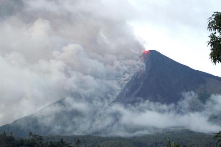 Gunung Api Karangetang di Pulau Siau, Kabupaten Sitaro, Sulawesi Utara sewaktu meletus pada tahun 2010 lalu.