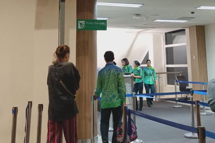 MS (37), perempuan warga negara Republik Ceko saat pulang ke negara asalnya melalui Bandara I Gusti Ngurah Rai, Bali, pada Selasa (6/2/2024). Dia dideportasi karena melebihi batas izin tinggal selama 9 bulan di Bali. /Dok. Humas Kanwil Kemenkumham Bali