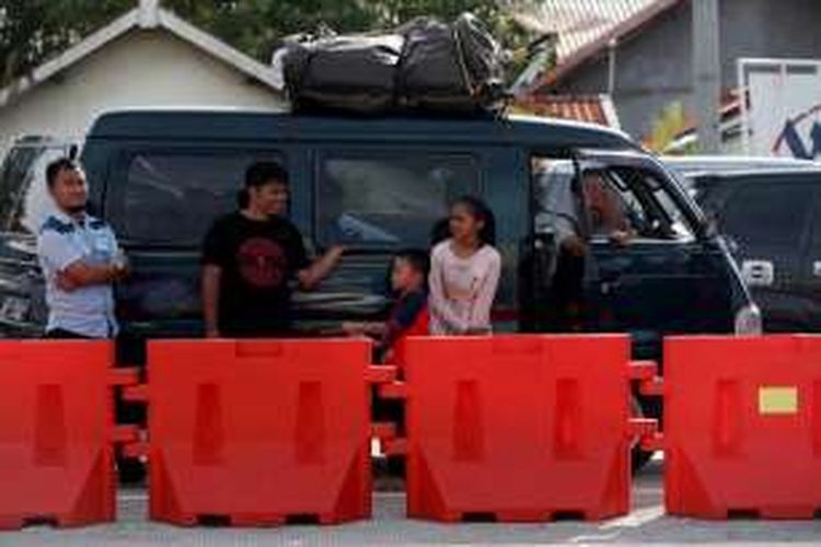 Sistem buka tutup untuk mengatasi kemacetan kendaraan di pintu keluar tol Brebes Timur, Jawa Tengah, Jumat (01/07/2016). Puncak arus mudik diperkirakan terjadi pada H-3 lebaran. 