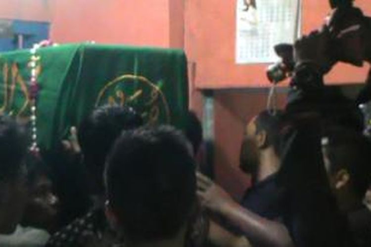Jenasah Ruli dibawa ke pemakamanm Rabu (4/2/2015).