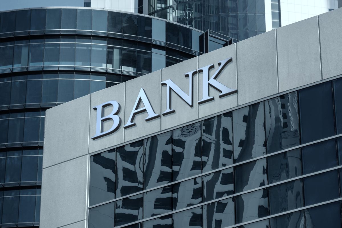 Berdasarkan tugas atau fungsinya, bank terbagi menjadi tiga jenis yaitu Bank Sentral, Bank Umum, dan Bank Perkreditan Rakyat (BPR)