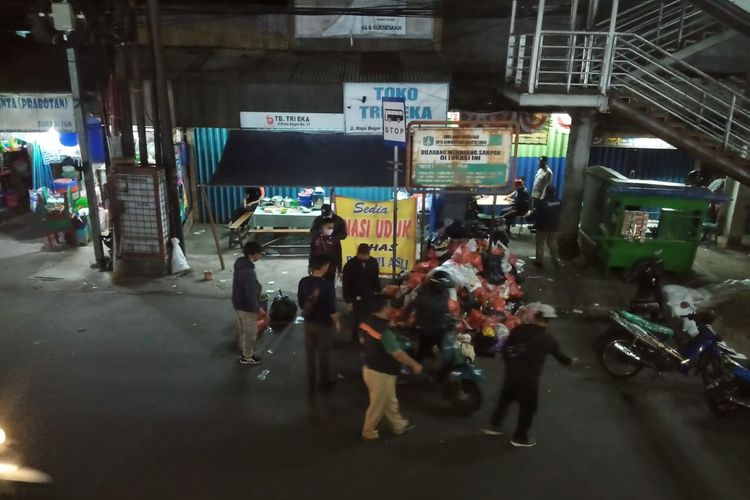 Sebanyak 20 warga terkena operasi tangkap tangan (OTT) karena membuang sampah sembarangan di Pasar Pagi Kramatjati, Jakarta Timur, Rabu (24/11/2021) dini hari.