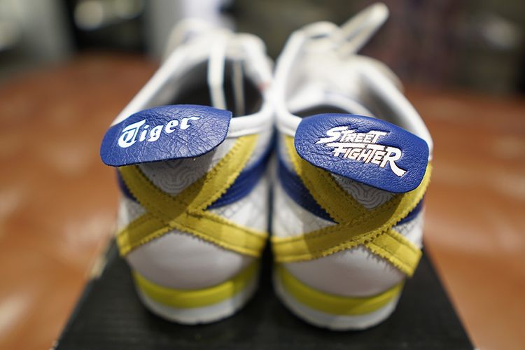 Tampilan belakang sepatu Onitsuka Tiger koleksi khusus Street Fighter yang hanya dibuat sebanyak 5000 pasang di seluruh dunia, difoto di Jakarta, Rabu (31/7/2019).  Sepatu berbahan premium leather ini hadir dalam warna putih bergaris biru dan kuning serta warna kuning dengan garis biru, sesuai kostum Chun Li, petarung dalam game Street Fighter.