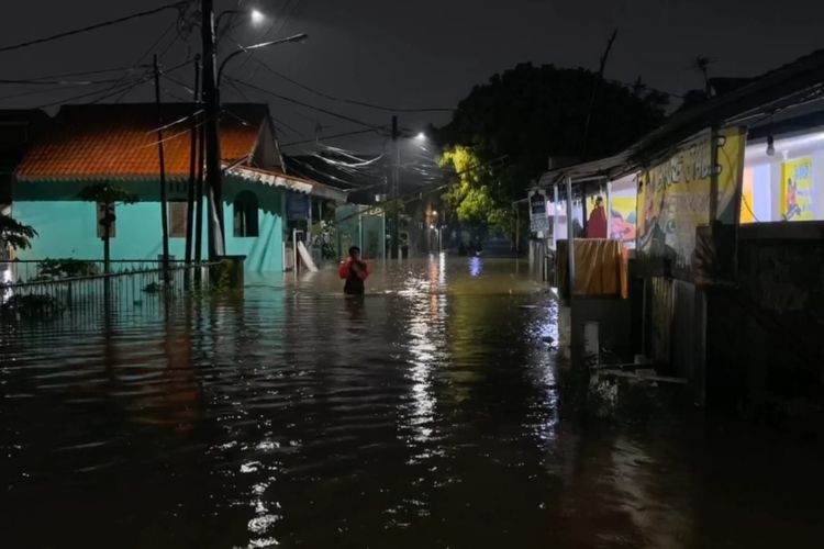 Warga Pamulang Akui Lelah Hadapi Banjir meski Sudah Terbiasa