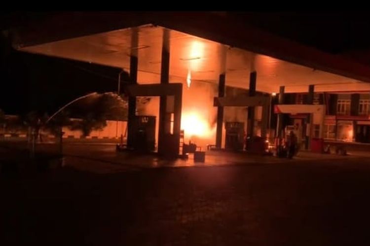 Kebakaran mobil pikap yang terjadi di SPBU Desa/Kecamatan Paciran, Lamongan, Jawa Timur, Selasa (19/7/2022) malam. 
