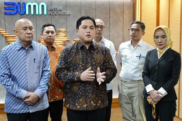 Menteri BUMN Erick Thohir, Menteri Koperasi dan UKM Teten Masduki, dan Dirut Pertamina Nicke Widyawati memberikan keterangan pers, Jakarta, Senin (6/9/2022).