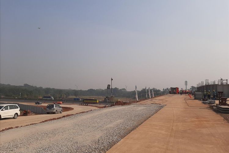 Proyek pengerjaan Simpang Susun Balaraja Timur di ruas tol Tangerang - Merak, Kamis (8/8/2019)