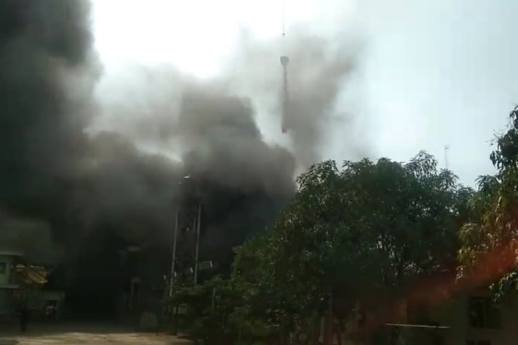 Gudang tiner di Kawasan Industri Candi, Kecamatan Ngaliyan Semarang, Jawa Tengah terbakar 