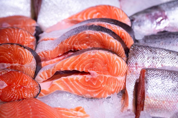 Ilustrasi salmon segar atau salmon mentah yang dijual di supermarket. 