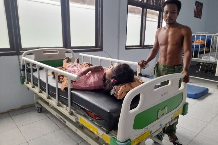 Anik, anak Orang Rimba kini menjalani perawatan medis di RSUD Kolonel Abundjani Bangko karena menderita ginjal bocor