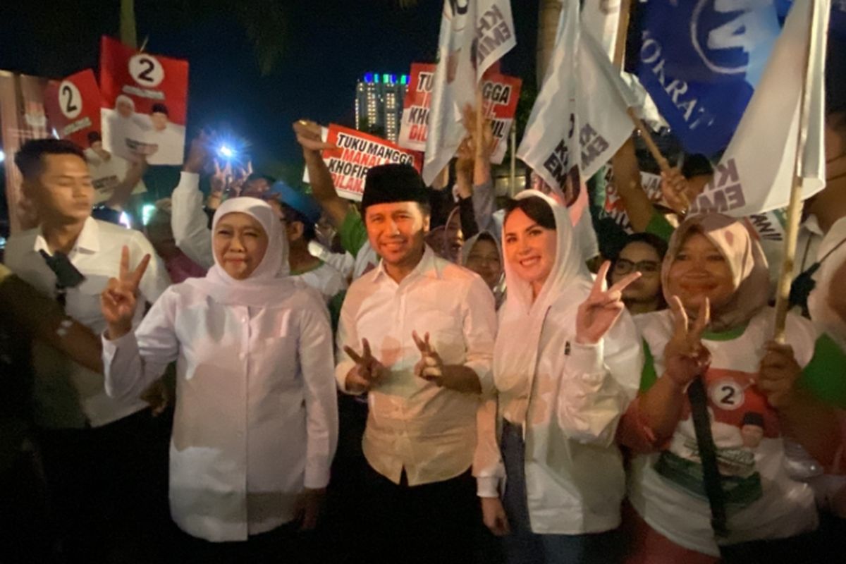Paslon nomor 2, Khofifah-Emil di depan Gedung Grand City Convex, Surabaya, Senin (18/11/2024).