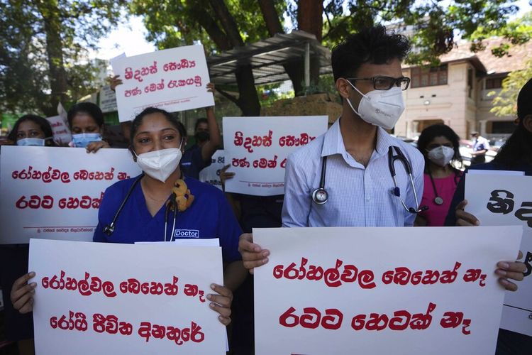 Dokter pemerintah Sri Lanka memprotes pemerintah di dekat rumah sakit nasional di Colombo, Sri Lanka, Rabu, 6 April 2022. 