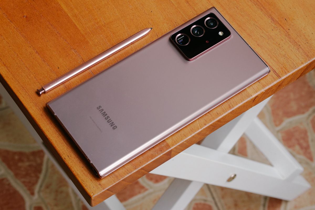 S Pen memiliki warna senada dengan unit Galaxy Note 20 Ultra varian Mystic Bronze yang diterima KompasTekno. Bagian depan dan belakang ponsel berlapis kaca pelindung Gorilla Glass Victus. Finishing di punggung berjenis matte sehingga terasa tidak licin sekaligus tak mudah ternoda sidik jari. 
