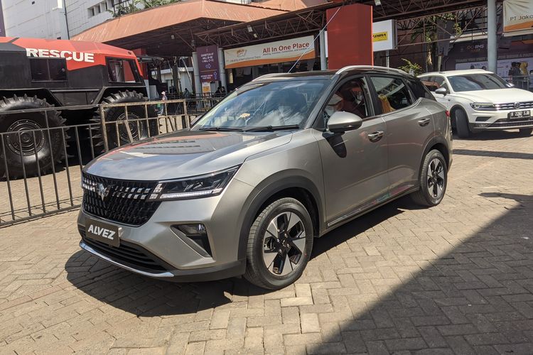 Konsumen mencoba unit test drive Wuling Alvez di IIMS 2023