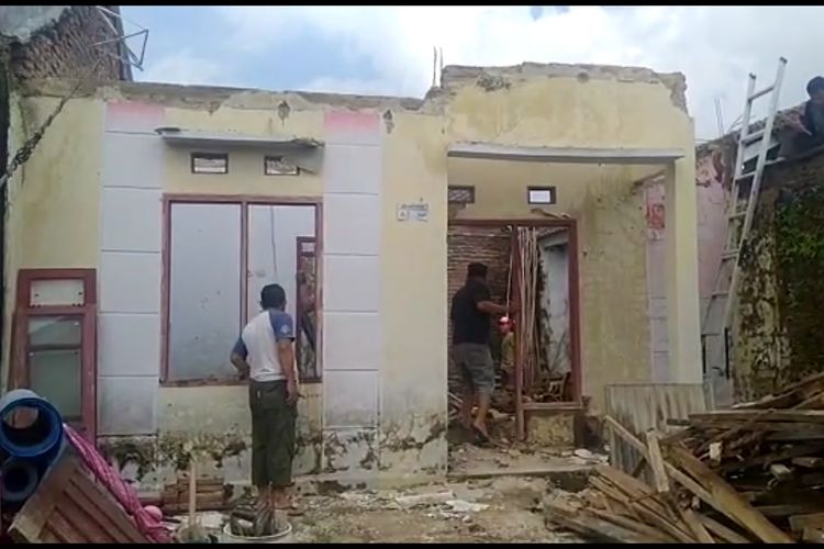 Rumah yang seluruh atapnya ambruk akibat hujan dan angin kencang melanda Kabupaten Cirebon dan sekitarnya.
